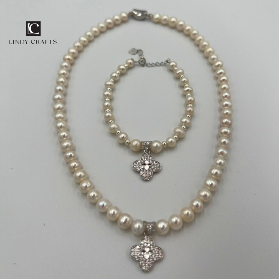 Four-Clover White Freshwater Pearl Bracelet And Necklace Set